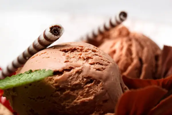 Pyszne lody czekoladowe z wafelkami i miętą. Idealne na lato, gdy zastanawiasz się, jak zrobić lody.