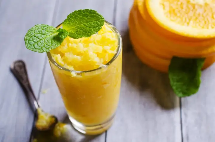 Orzeźwiająca pomarańczowa granita, idealna na upalne dni. Ten prosty granita przepis to gwarancja smaku.